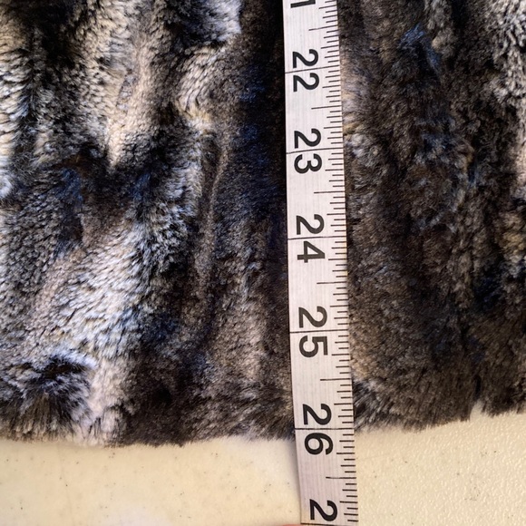 Tahari Black and Gray Faux Fur Vest - Picture 8 of 10